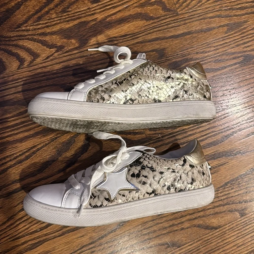 Steve Madden Women’s 8 Leather Sneakers Faux Snake Skin Star Design
